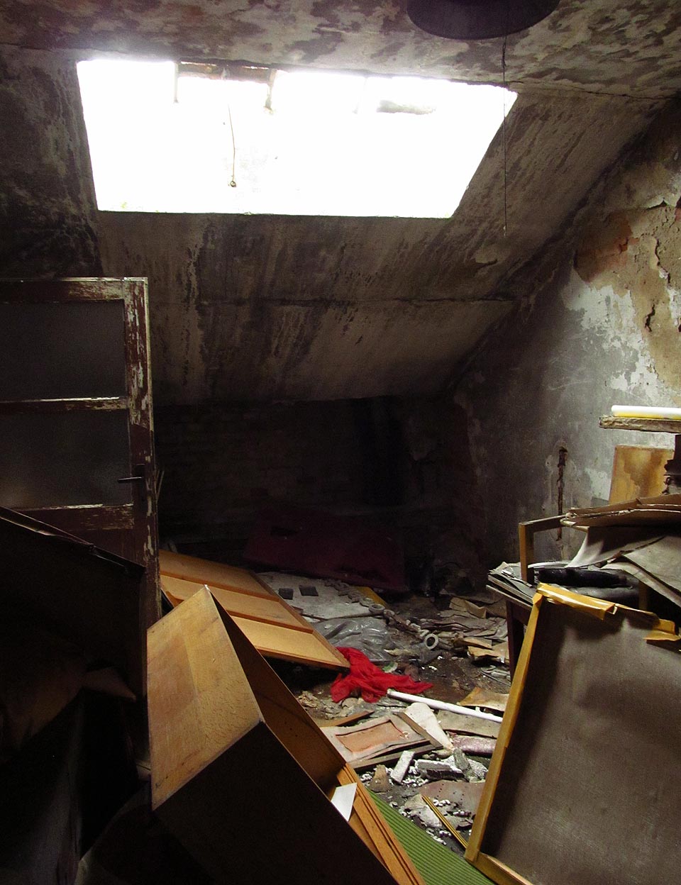 Řada materiálů je však již nenávratně poškozena deštěm, větrem a mrazem.