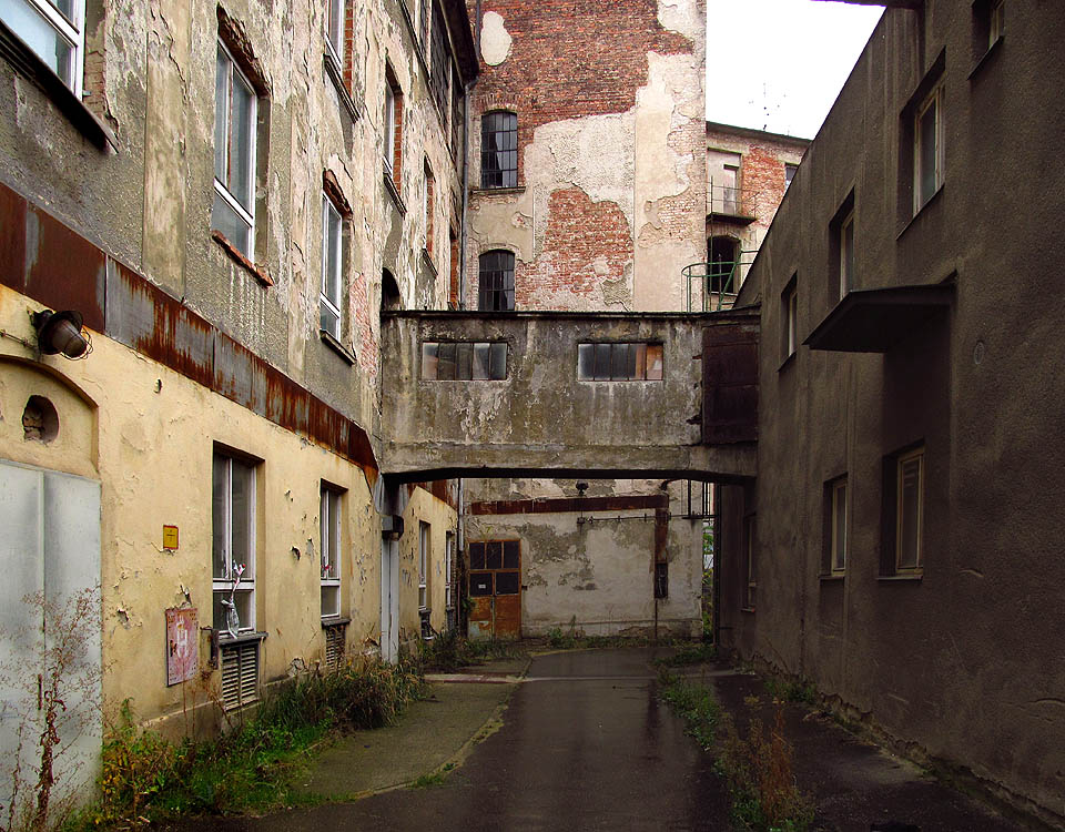 Prakticky všechny budovy v areálu byly propojené bizarními spojovacími můstky. Některé byly ucpané harampádím, víceméně ale platilo, že kdo proniknul do jedné budovy, měl volnou cestu do všech ostatních.