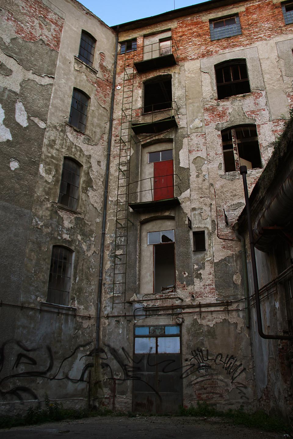 Přístupové cesty vedly po bývalých kabelovodech, okny a po balkóncích i po střechách.