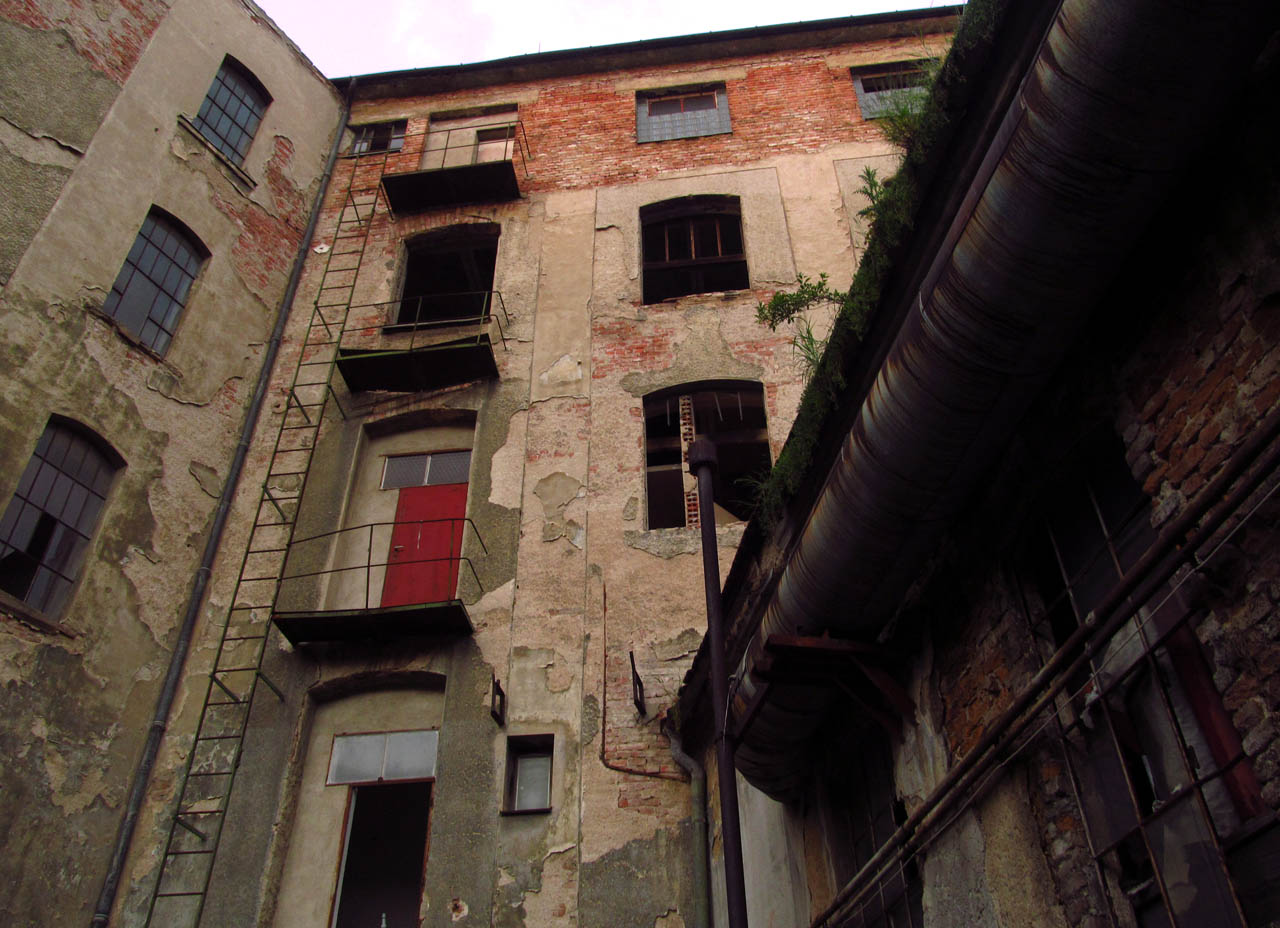 Při pohledu na některá zákoutí se člověku sevře srdce, krásou, steskem i hrůzou dohromady.