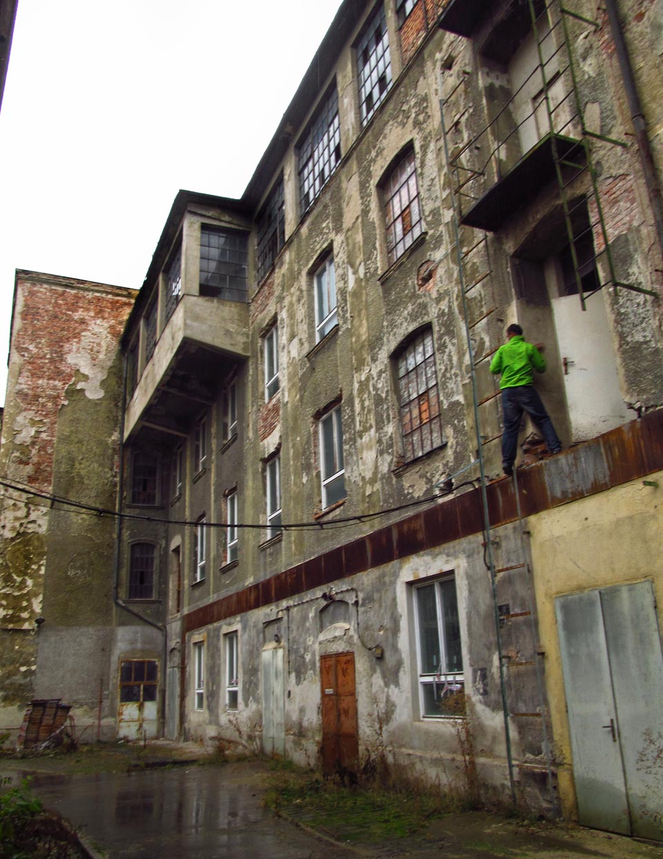 Tudy bylo dlouho možné proniknout do severní fronty budov, včetně honosného ateliéru v podstřeší.