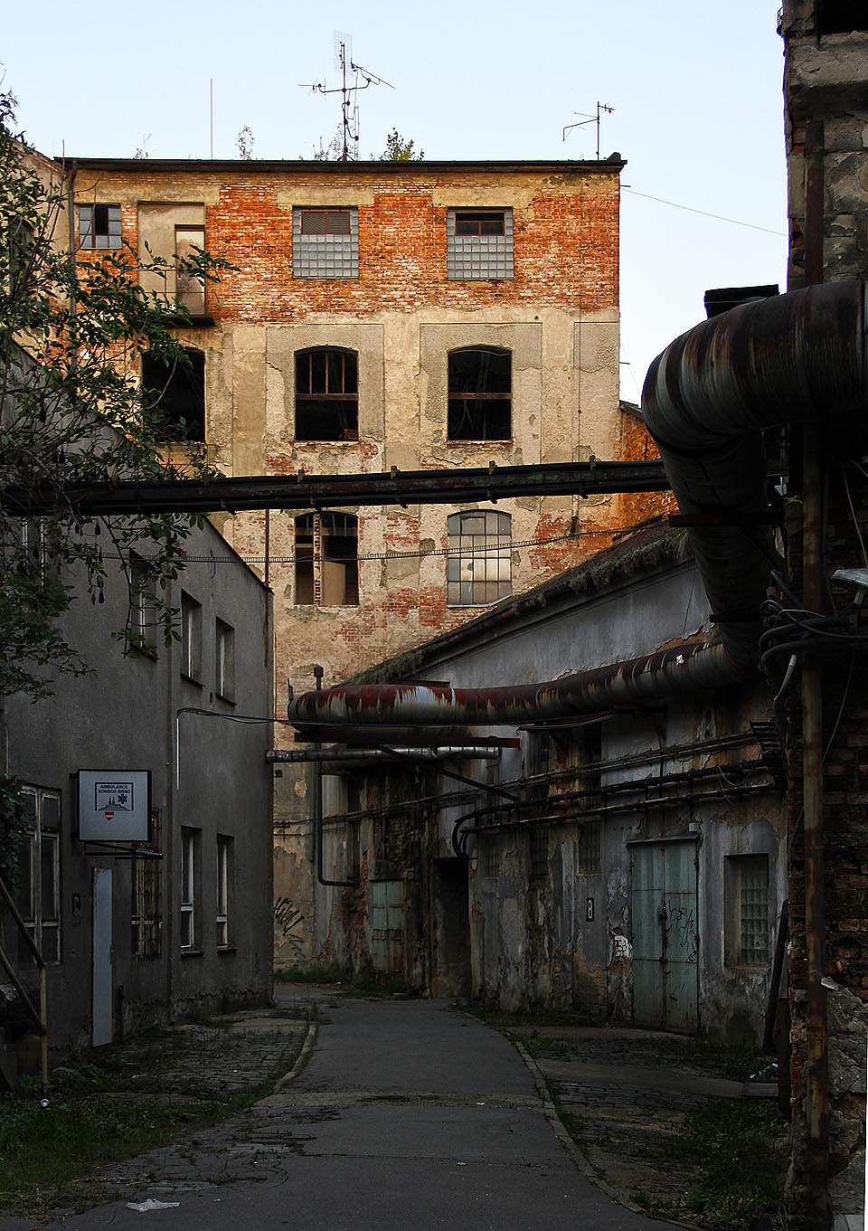 Vlněna je bludiště. V pěti výškových úrovních se proplétají průchody, potrubí a kabely, člověk, který se zde nevyzná, zabloudí rychle.