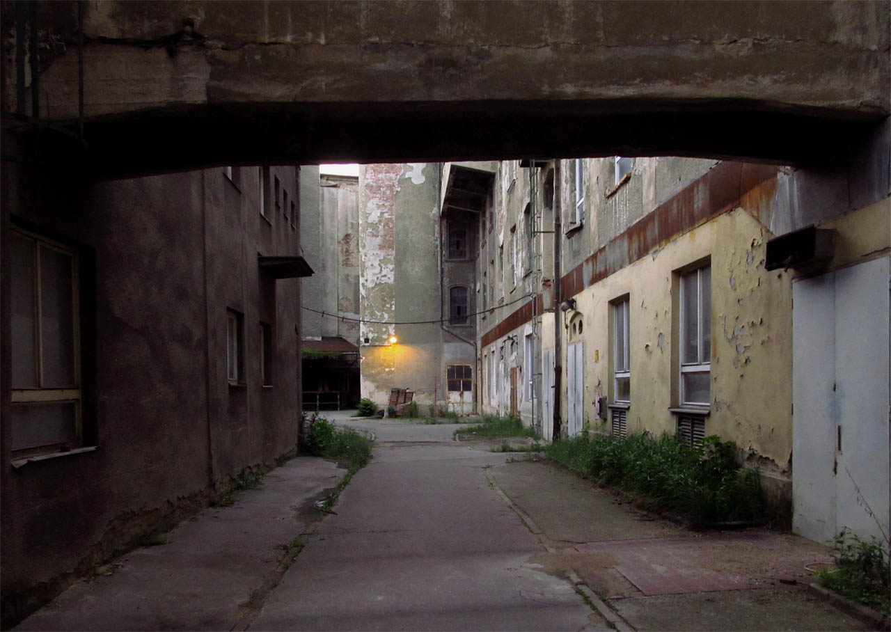 Večer se rozsvěcují na stěnách domů sinalé lucerny jako ve Stínadlech.