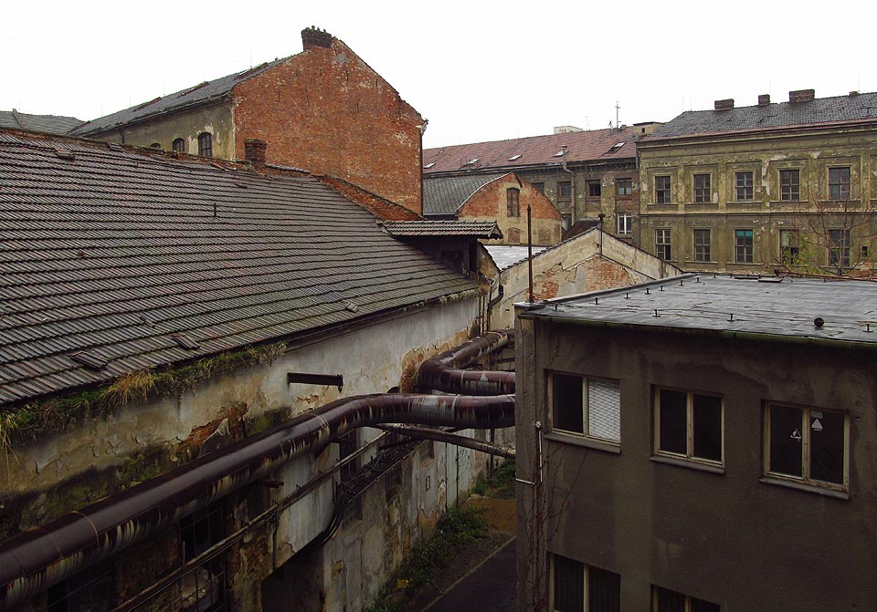 Vlněnou se bylo lze pohybovat i po střechách. Budovy na sebe navazovaly, občas byl někde otvor, kterým šlo vklouznout na půdu. Širokko rulez.