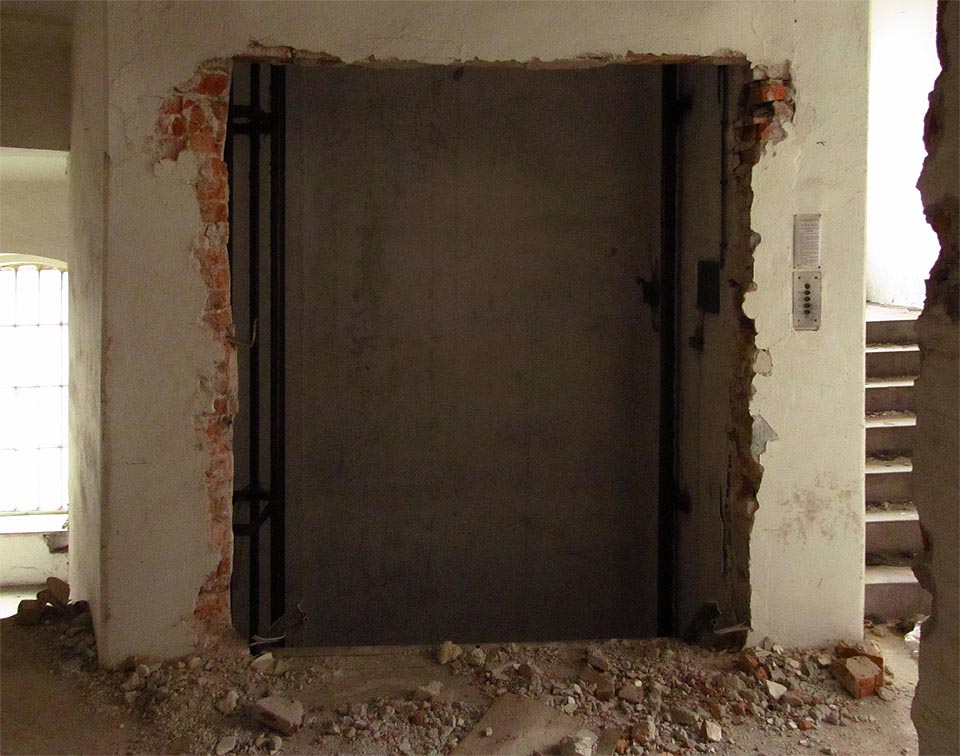 Do výtahu raději nenastupovat, byť jsou dveře otevřené.