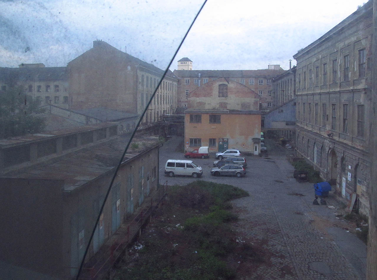 Pohled na dohasínající život posledních firem v zamřelém areálu Vlněny.