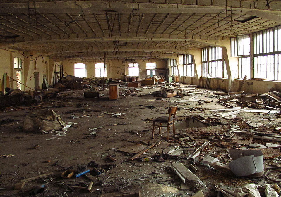 4. patro severní fronty budov je tvořené elegantní lehkou betonovou konstrukcí z 30. let 20. století, vyplněnou ateliérovými okny, které zaplavují podlaží světlem.