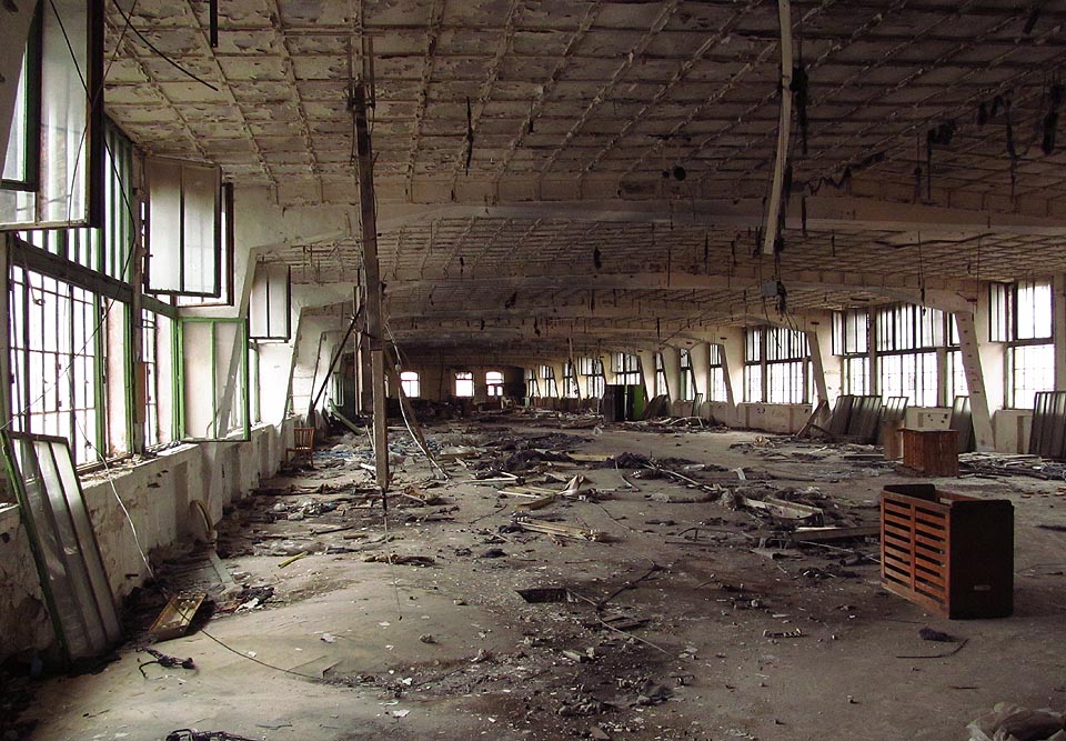 Prosvětlená gondola láká k uspořádání hostiny se spoustou širokých stolů pokrytých bílými ubrusy.