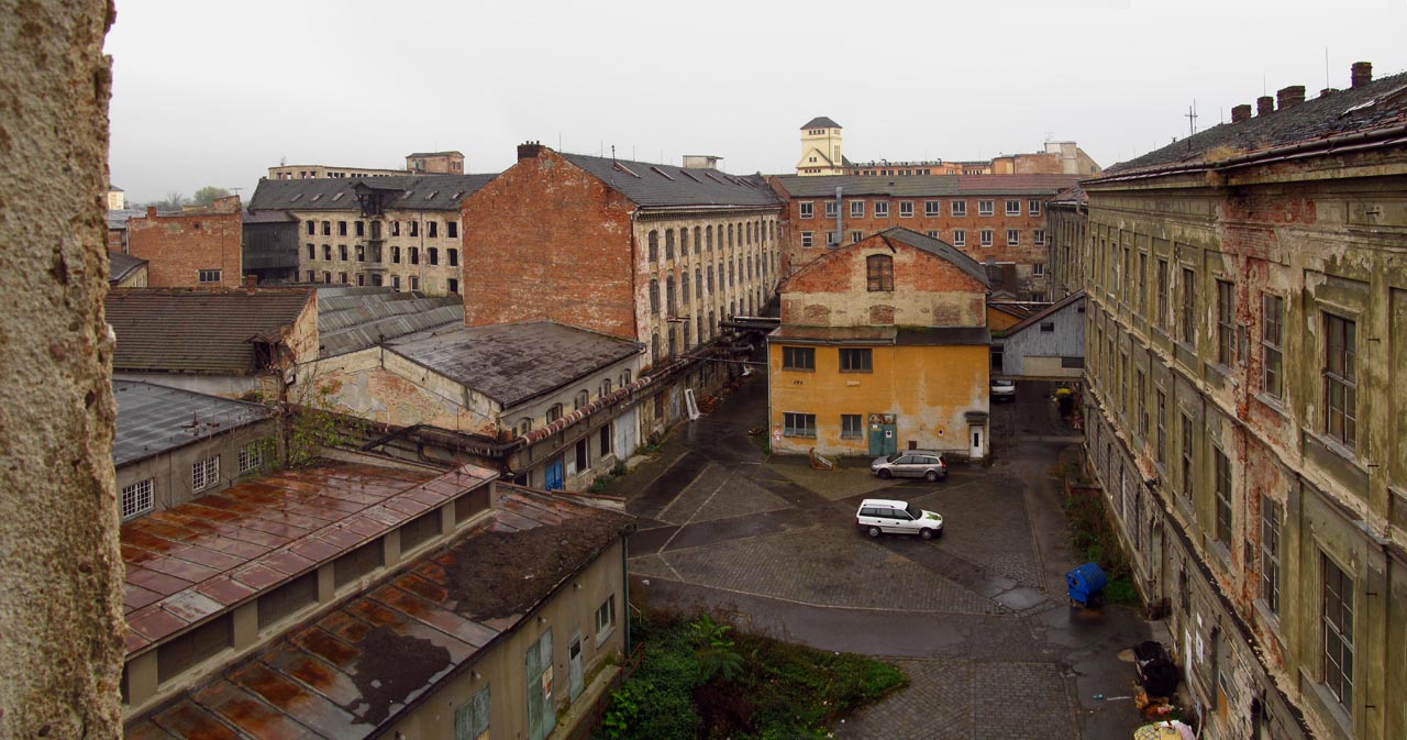 Za deštivých dopolední bývá Vlněna nejkrásnější. Zádumčivá, složitá, místy elegantní, místy drásavě ošklivá.