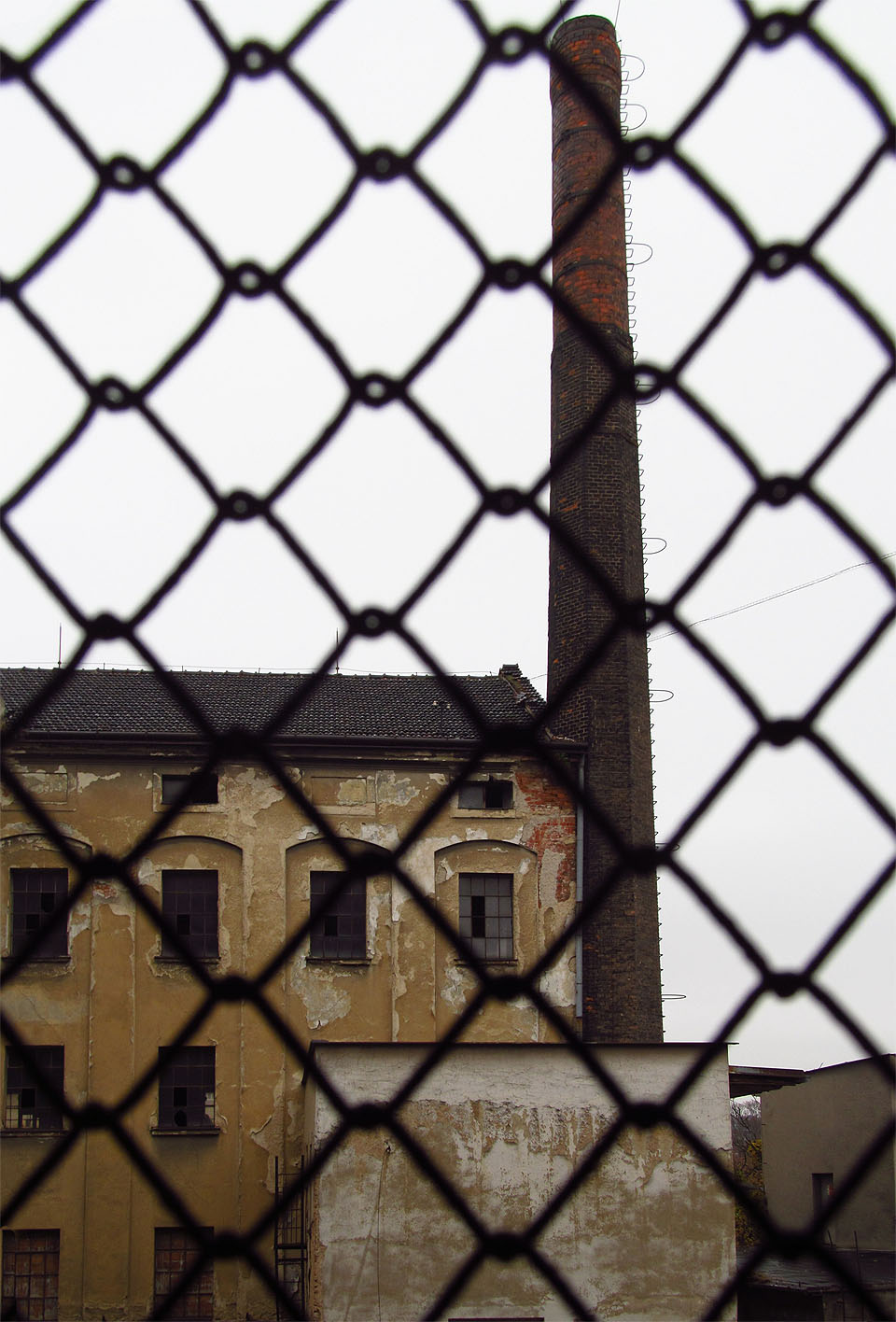 Továrna neměla moc komínů. jeden ze zachovalých stojí u severní brány přilehlý k původní kotelně.