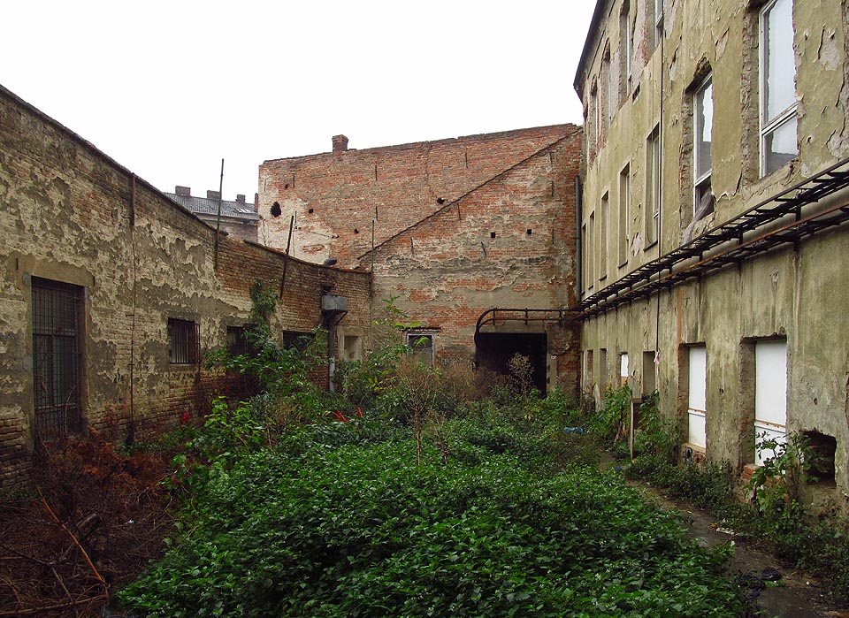 Některá vnitřní náměstíčka zarostla skoro k neprůchodnosti.