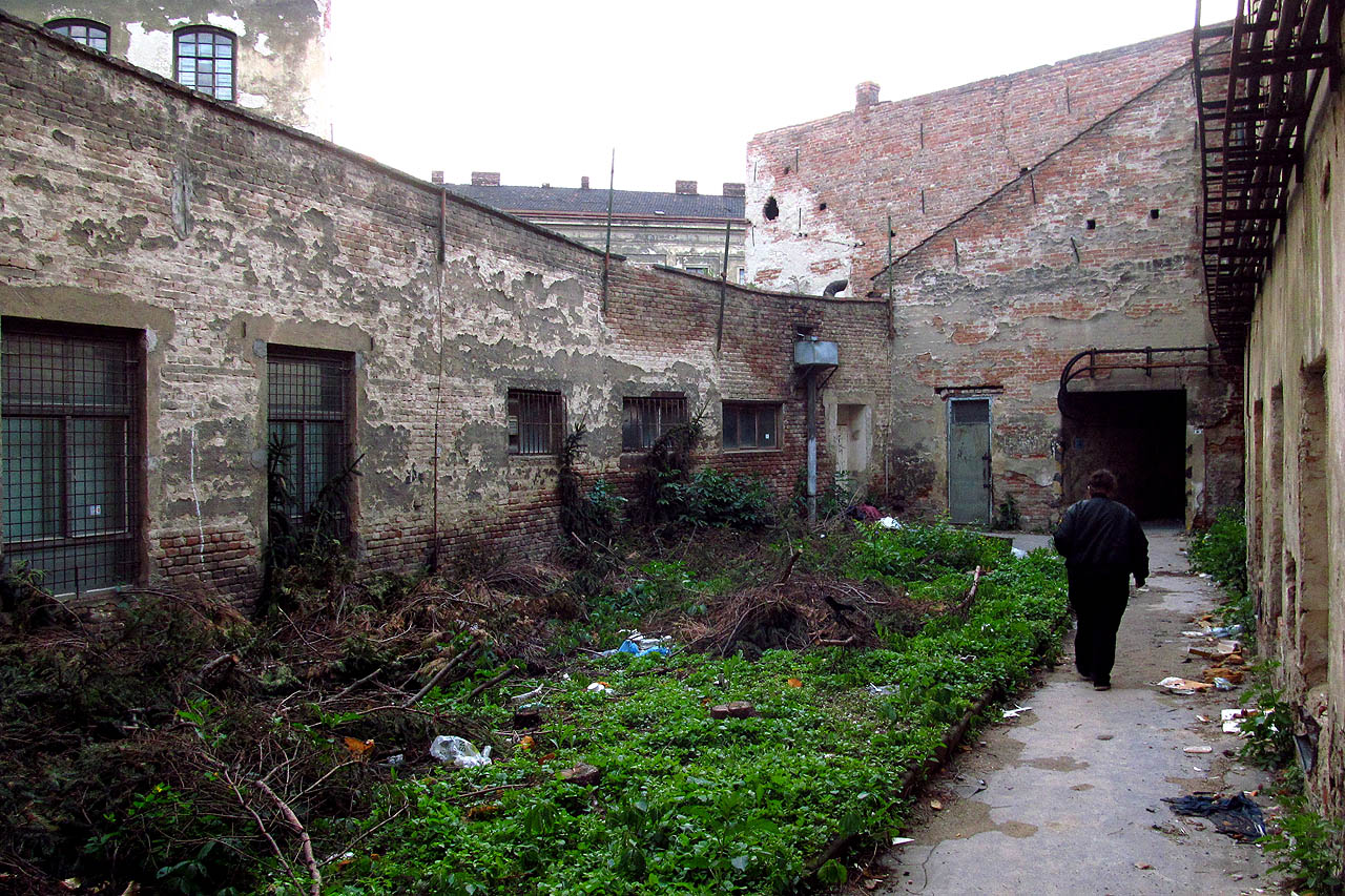 V pravidelných intervalech prochází Vlněnou hlídači. Kdo nechce opustit areál, musí být opatrný nebo si odpočítat čas obchůzky.
