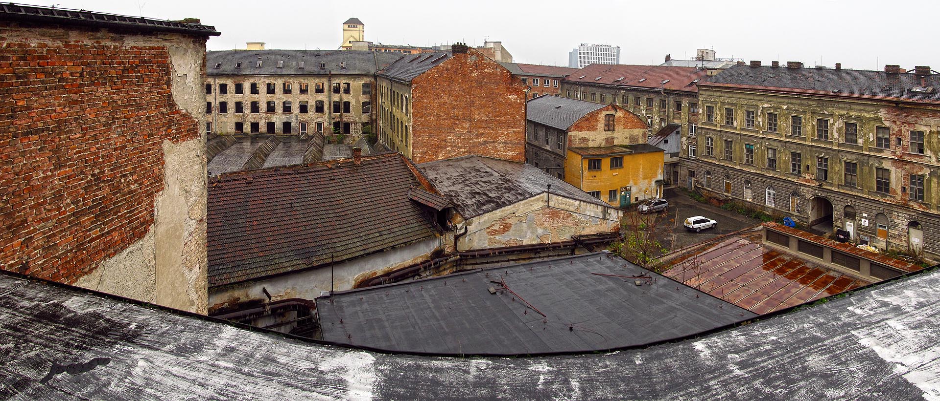 Další panorama, tentokrát ze severovýchodního cípu, pravděpodobně druhé největší budovy v areálu. Tohle celé je Vlněna, až po tu žlutou věžičku vzadu.