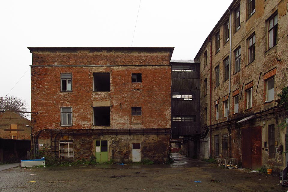 Ty nejlepší průchody mezi domy jsou dřevěné a trojpatrové.