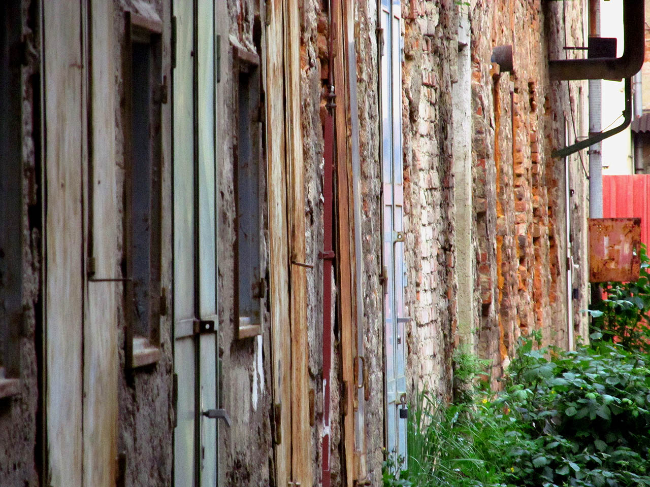 Každé ze stovek dveří někam vedly. Sto padesát let plnily svůj účel.