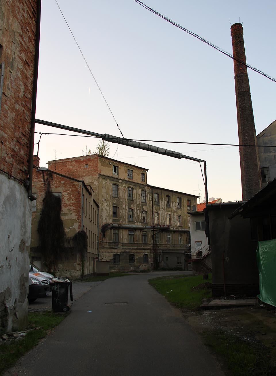 Možná, kdyby byli lidé osvícenější, mohla se Vlněna stát unikátním kouskem Brna, spojujícím historii, která stvořila současné město s kulturou, bydlením i službami na vyšší než té nejobyčejnější úrovni.