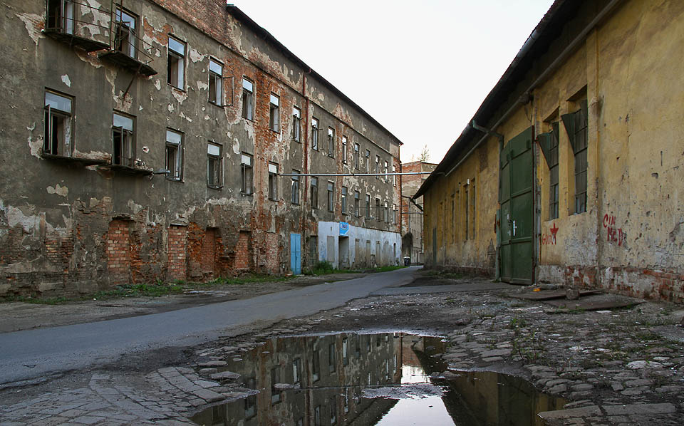 Kdepak uličky s nerovnoběžnými stěnami, úskoky a protáhlé průjezdy. Brzy nastoupí betonová pravidelnost, která pohřbí jedinečnost dolního Brna navždy.