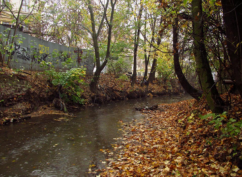 Tady se skutečně čas zastavil před stoletím. Neznámý, nikým nevyhledávaný a zapomenutý Svitavský náhon vytéká v zadním traktu Vlněny z <a href=/Tema/Tunel%20Pon%C3%A1vky%20za%20Rumi%C5%A1t%C4%9Bm>tunelu</a> a dál se líně valí směrem k Šujanovu náměstí.