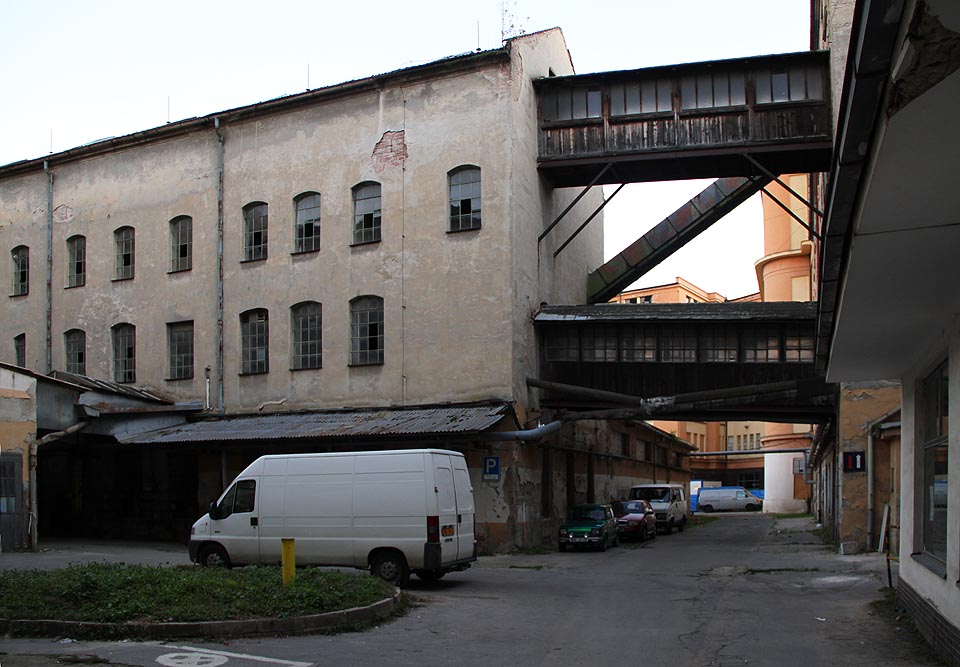 Vertikální i horizontální trasy jsou tu skutečně spletité.