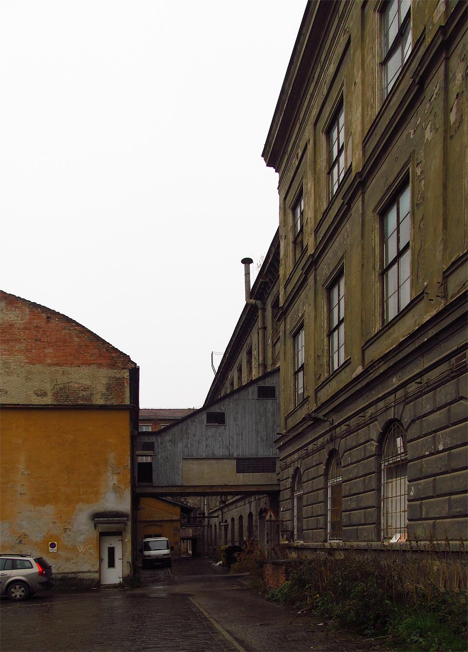 Z jihu navazují na Bochnerův palác jen o málo mladší výrobní budovy. Jsoui ale nižší a mají o patro víc.