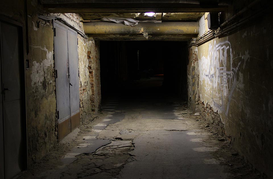 Až do roku 2016 v areálu Vlněny bydleli nemnozí lidé. Domů chodili mimo jiné tímto spoře osvětleným průchodem.