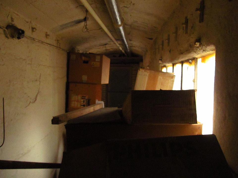 Prakticky všechny budovy v areálu byly propojené spojovacími můstky. Později došlo k ucpání některých z nich, ale i přesto bylo v roce 2013 možné prozkoumávat budovy jednu po druhé zevnitř.