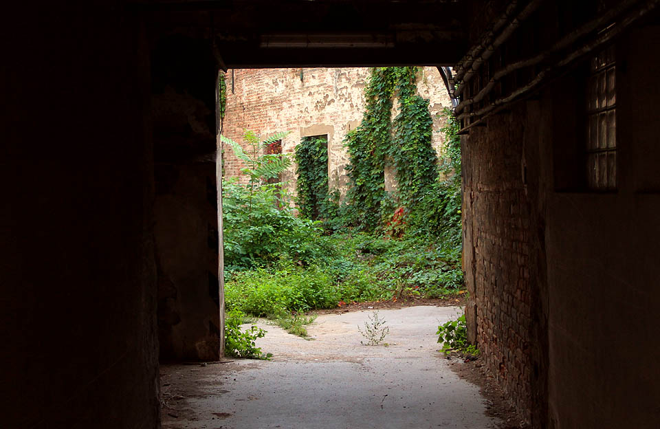 Hluché prostory mezi průchody vytvořily občas mnohoúhelníková náměstíčka. Urbanisticky byl po staletí živelně vznikající areál Vlněny naprostým unikátem.