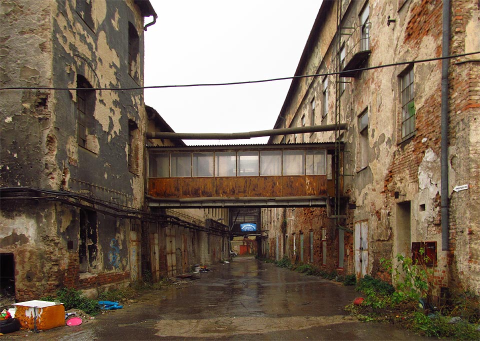 Novější spojovací můstky už byly oproti starším dřevěným a betonovým pouze z oceli.