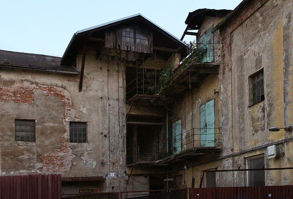 Průmyslové pavlače a schodiště v jižní části areálu.