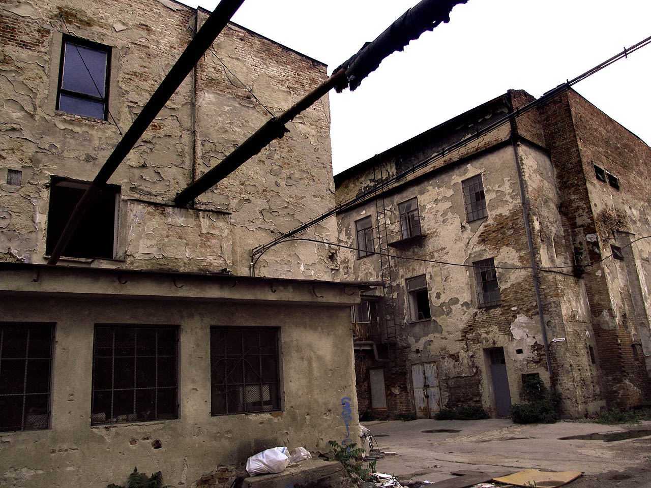 Původně oddělené továrny postupně procházely sjednocováním. Ruku v ruce s ním se rozšiřovaly systémy ústředního vytápění, zásobování elektřinou a plynem a areál potahovala pavučina kabelů a potrubí.