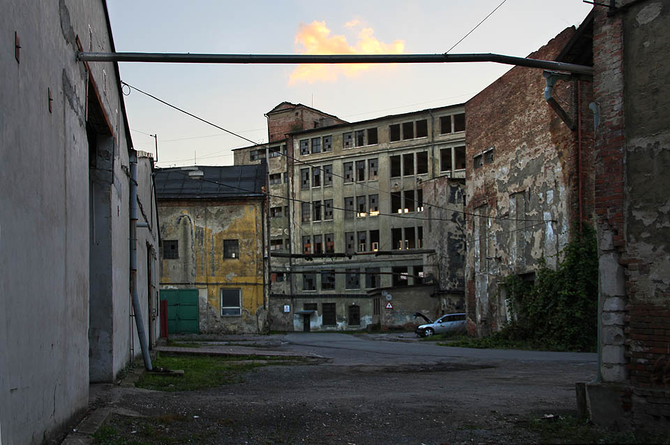 V krátkém období přibližně mezi roky 2005 a 2014 byla Vlněna volně přístupná trojicí bývalých bran. Později se počet vchodů snížil na jeden, důkladně hlídaný.