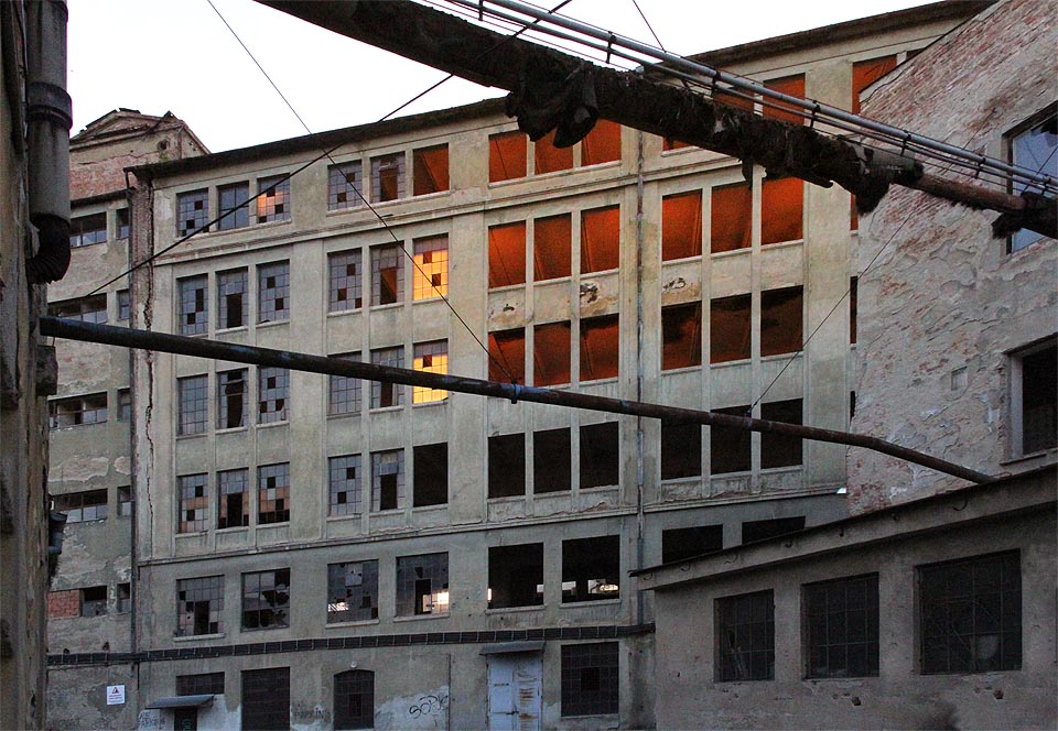 Čas tady plynul úplně jinou rychlostí než venku. Chvílemi zrychloval a chvátal kupředu, pak zase zpomalil a občas se prý úplně zastavil, nebo dokonce pozvolna začal vracet nazpátek.