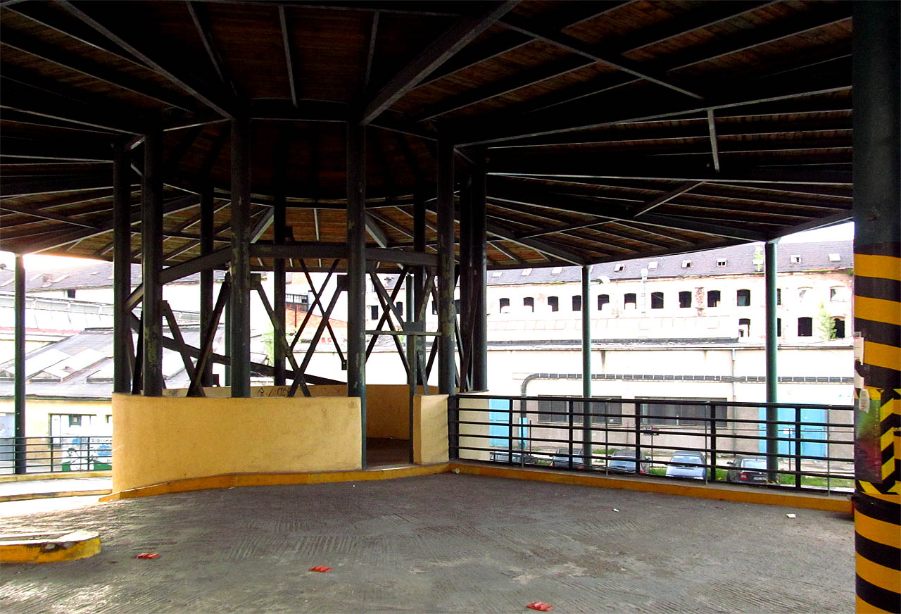 V 90. letech 20. století byly části budov na jižní straně doplněny zvláštní houbou s rozložitým kloboukem chránícím auta najíždějící do garáží a autosertvisu v 1. patře domu.