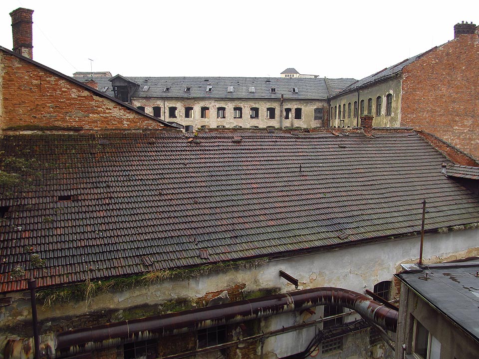 Jako výhled z okna na rozbouřené moře…