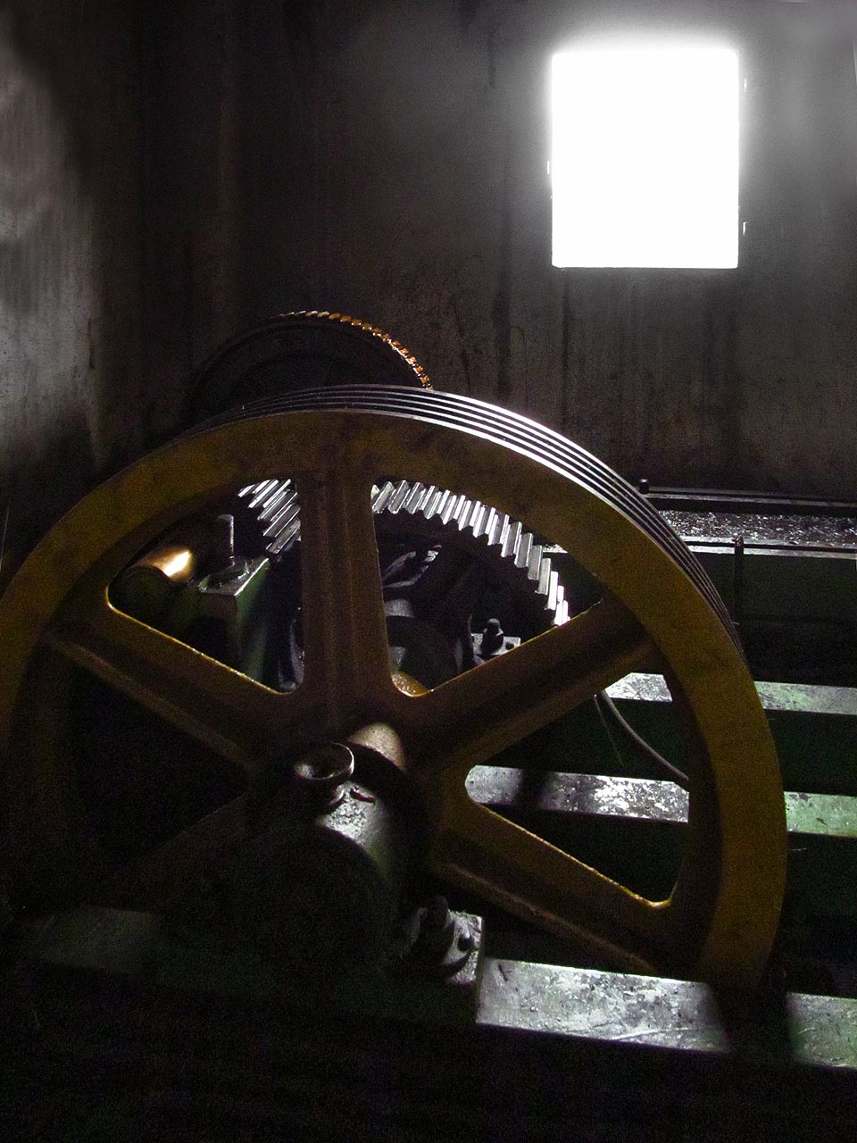 Mlčenlivá strojovna výtahu, kterým se už nikdy nikdo nesveze.