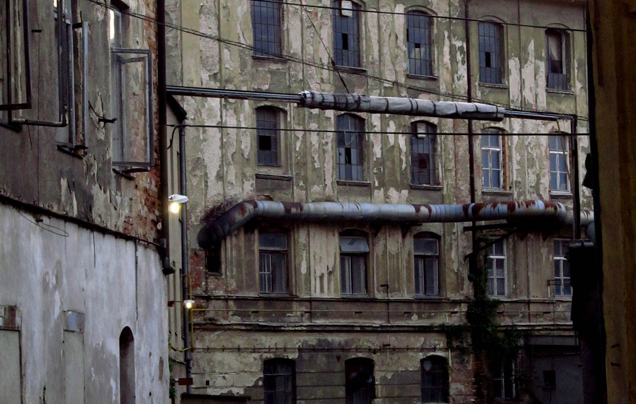 Výbojky zalévají nazelenalým světlem uličky Vlněny stejně jako plynové lampy ve Stínadlech.