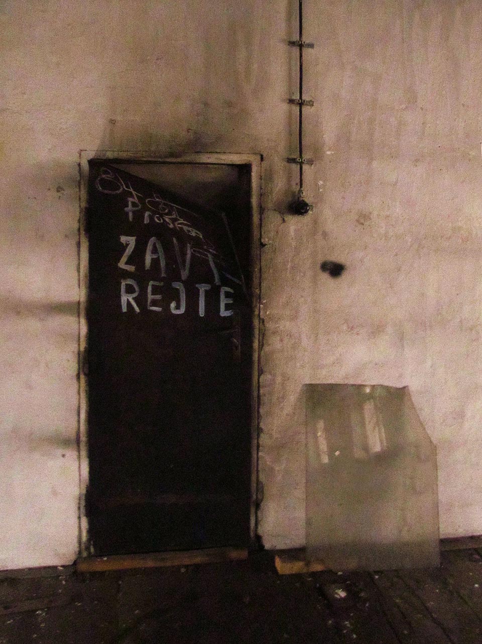 Plechová dvířka propojující budovy v Přízově ulici někdo důkladně zamknul a pro jistotu ještě i zazdil.