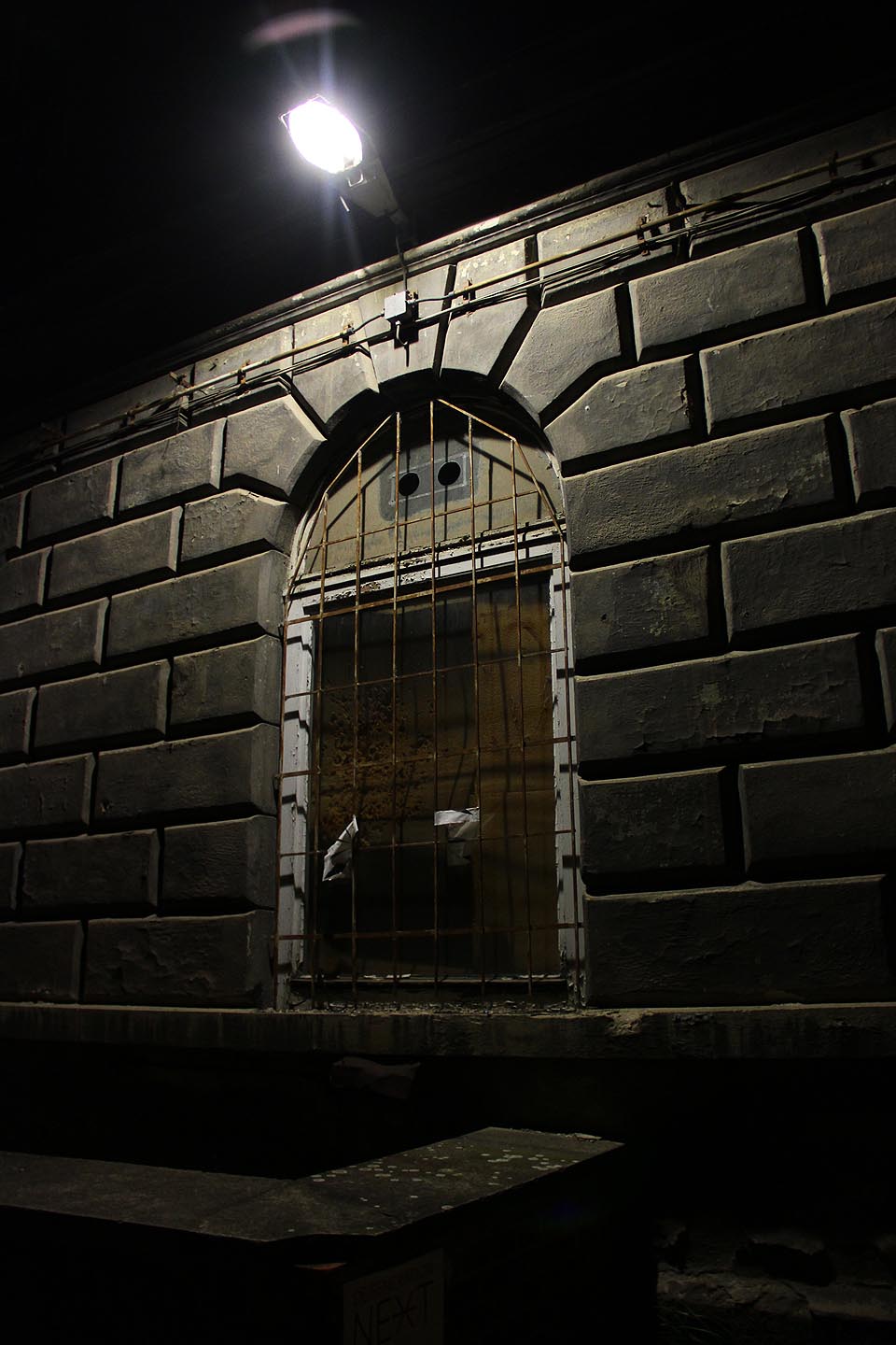 Na takovém místě není těžké uvěřit na zločiny v areálu mimo dosah zákona.