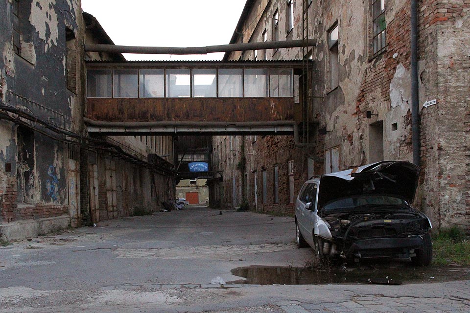 V posledních letech se Vlněna stávala mimo jiné hřbitovem. Věcí, aut a idejí.