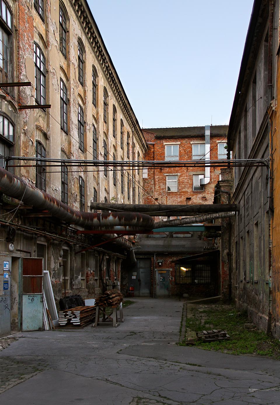 Jako přízrak vypadají v rozlehlém opuštěném areálu dílny, kde se stále ještě svítí a vyrábí.