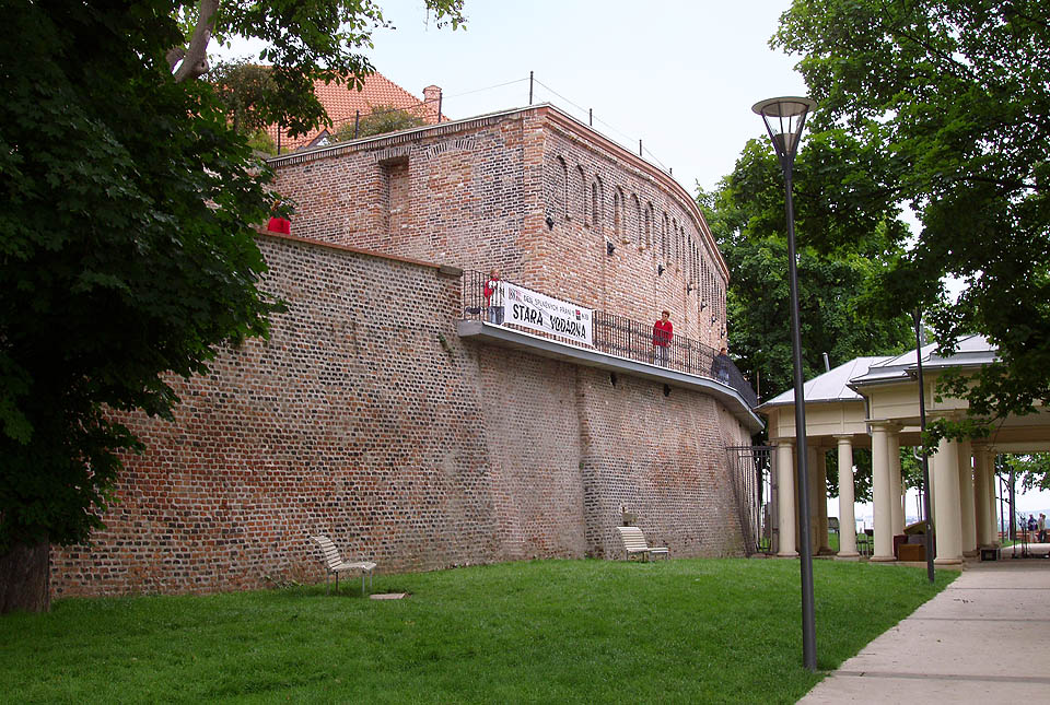 Vodojem na Petrově těsně pod biskupskou zahradou při pohledu ve směru od Šilingrova náměstí.