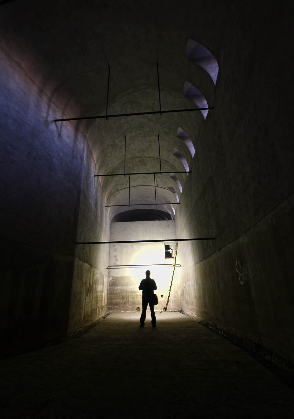 Ačkoliv jde o rytze technickou stavbu, je prostor vodojemu nápadně podobný chrámové lodi románského kostela. Barevné odlesky zapadajícího slunce za okénky umocňují zádumčivou atmosféru místa.