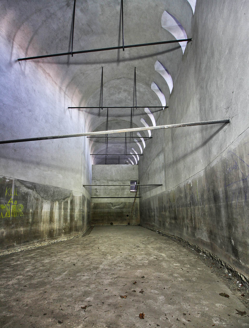 Na rozdíl od vulgárních nápisů ve <a href=/Tema/Vodojemy%20na%20%C5%A0pilberku>vodojemu na Špilberku</a> jsou na Petrově stěny pokreslené křesťanskými hesly. Člověk tu, ve ztichlém podzemí, skutečně najde klid a mír.