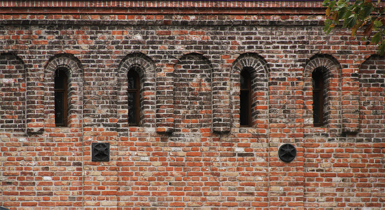 Fasáda vodojemu směrem do parku Denisovy sady (dříve Františkov) je vystavěna v neorománském romantickém stylu z neomítaného cihelného zdiva, z něhož vystupují čtvercové a kruhové hlavice kovaných táhel zpevňujících stavbu.