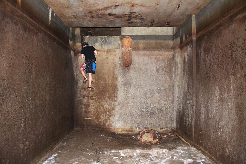 Na druhé straně lze po obdobném žebříku sestoupit do o něco mělčí nádrže, jejíž dno pokrývá lidožravé bahno.