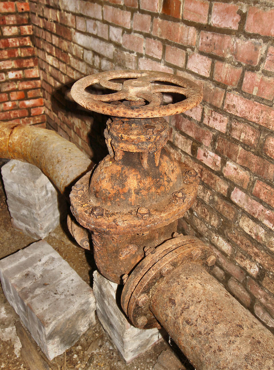 Vodojem za strojírnou v Kuřimi