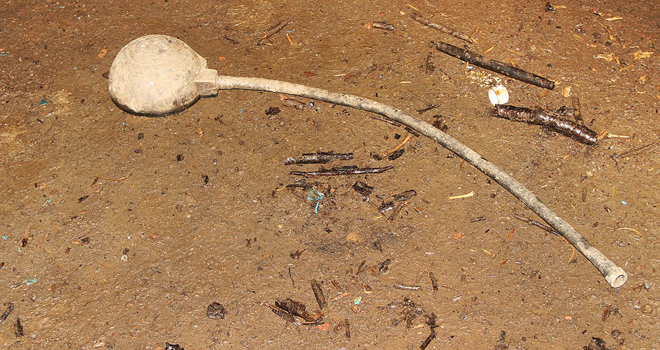 Ale kdo ví… Možná to byla spíš její gumová pžíbuzná, která ropuchu donutila seskočit dva metry hluboko do podzemní betonové sluje.