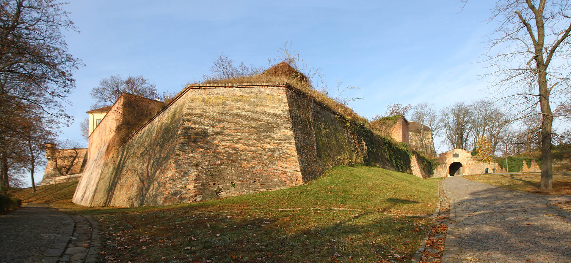 Vodojemy vyplňují značnou část objemu dolní části východního bastionu hradu (který je dnes jako jediný zdvojený). Opevnění hradu pozbylo významu po druhém průchodu Napoleónovy armády, která hradby částečně odstřelila (4. 11. 1809) a zejména po oficiálním zrušení pevnosti (18. 6. 1820). První vodojem byl však vybudován ve zchátralém bastionu až o 50 let později v roce 1870 a druhý o dalších 30 let později v roce 1900.