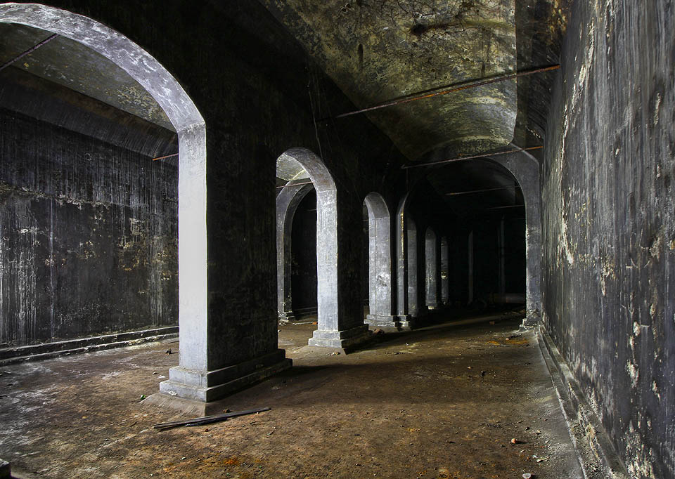 Pět hranolových sloupů a dvě příčná žebra vyvolávají dojem téměř antického sloupořadí. Tady by se mohli v družné diskuzi procházet studenti se svými kantory snad ještě lépe než v koridoru univerzitního kampusu.