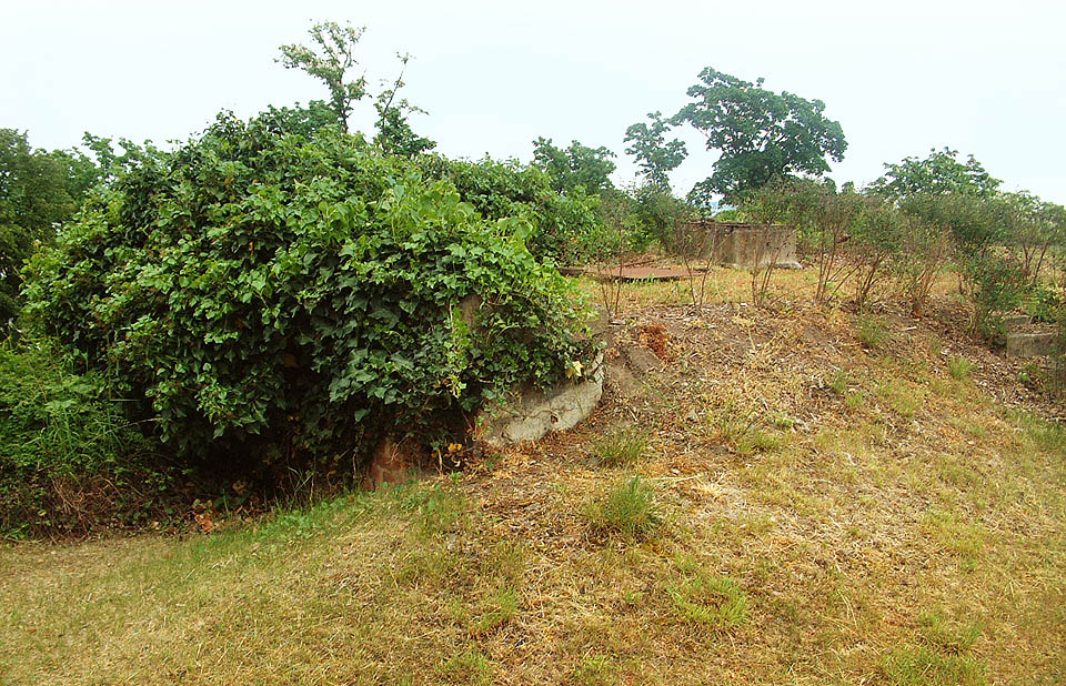 Vstupní šachty nového vodojemu (vpředu) a šoupátkové komory (vzadu) z povrchu východního bastionu. Foto: Radoslav Ulrich.